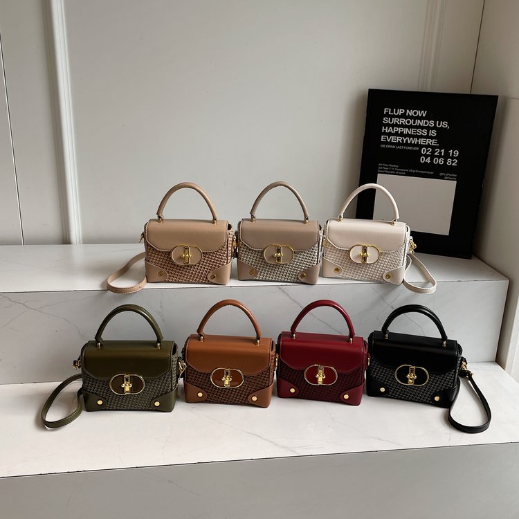Women's Single Shoulder Crossbody Handbag with Lock Closure - Medium