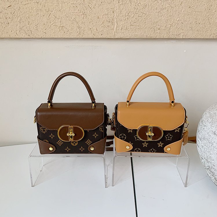 Women's Handbag Crossbody Bag with Lock Closure Summer 2026 - Image 2