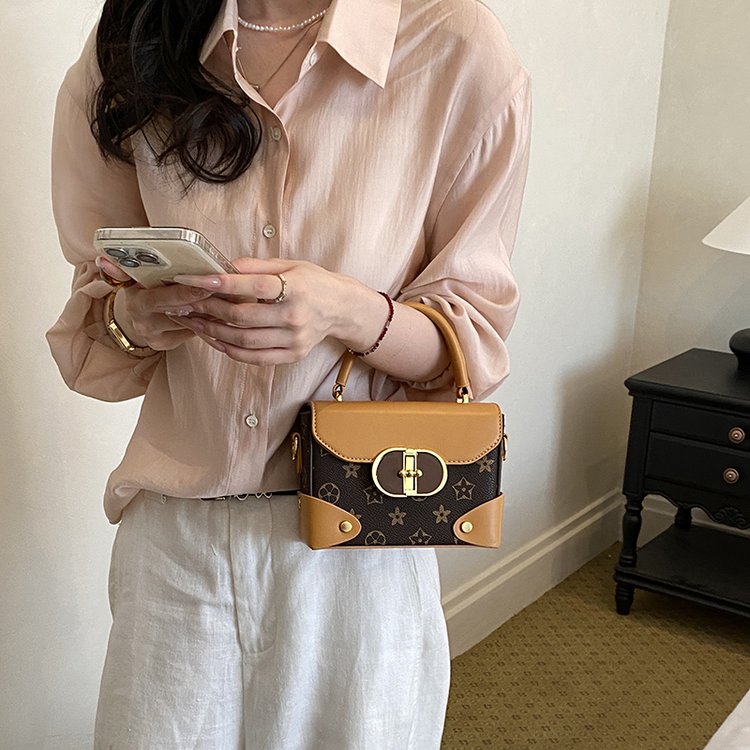 Women's Handbag Crossbody Bag with Lock Closure Summer 2026 - Image 4